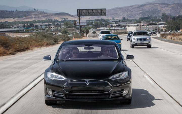 2012-Tesla-Model-S-front-closeup-on-highway